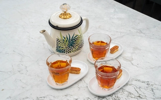 چای سیاه و نبات و شیرینی سه نفره