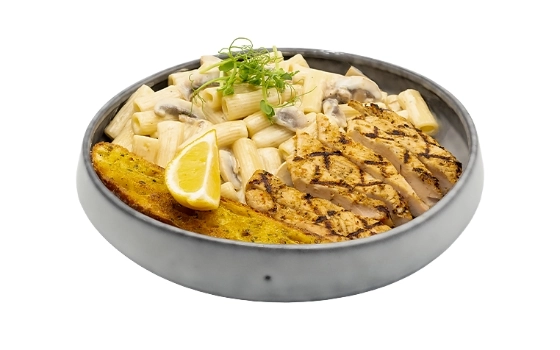 پاستا آلفردو با مرغ گریل