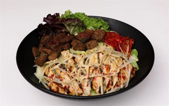 سالاد سزار با مرغ گریل