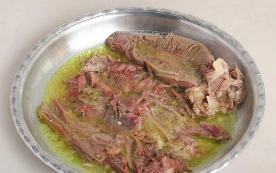 زبان با گوشت و بناگوشت