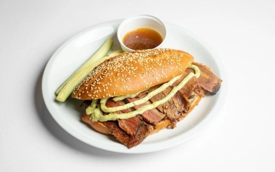 ساندویچ بریسکت اسموکی (Smoked Brisket)