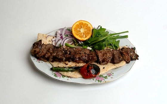 چنجه گوساله با نان داغ