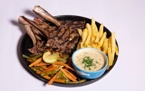 دنده گوسفندی گریل شده با سس ماست و کرفس