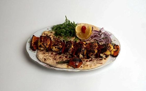 جوجه قجری با نان داغ
