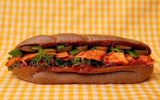 ساندویچ مرغ چیلی نان جو