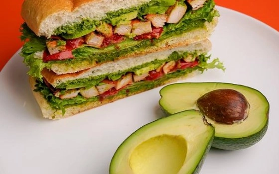 خمیرترش مرغ آووکادو