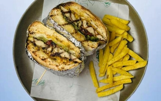 ساندویچ مرغ با سس پستو