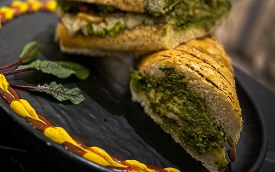 ساندویچ مرغ پستو
