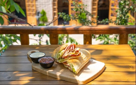 ساندویچ ژامبون مرغ تنوری مخصوص