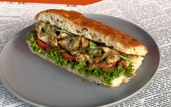 ساندویچ مرغ و پستو