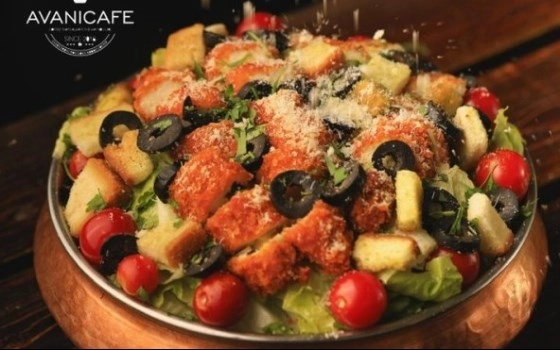 سزار با مرغ سوخاری بزرگ