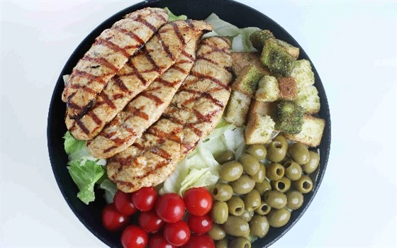 سالاد سزار با مرغ گریل بزرگ
