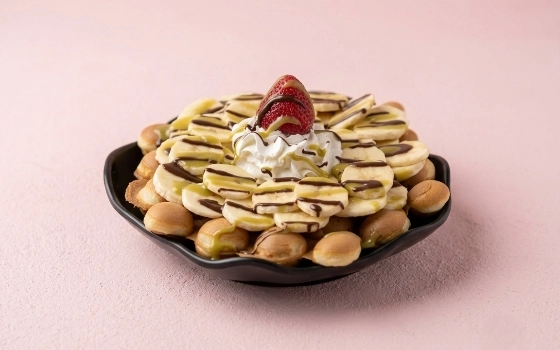 وافل با تاپینگ میوه فصل