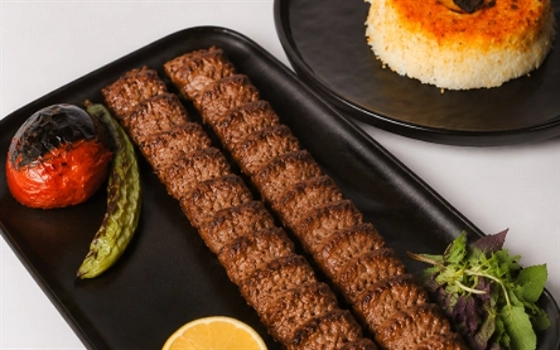 چلو کباب کوبیده دو سیخ