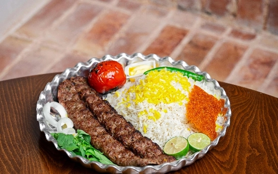 چلو کباب کوبیده دو سیخ