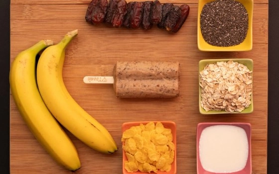 فیت سیکل ( FitSicle ) بستنی موزخرمای 🍌 بدون شکر که دونه چیا و جو دوسر هم بهش اضافه شده😋