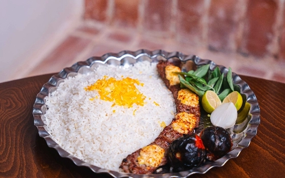 چلو کباب نگینی 2 سیخ