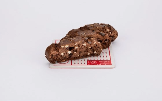 بیسکاتی شکلاتی و فندق