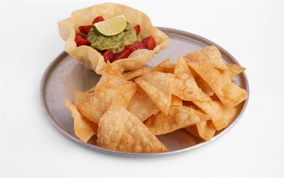 tortilla chips whith avocado salsa dip