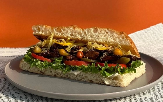 ساندویچ تمر و انار