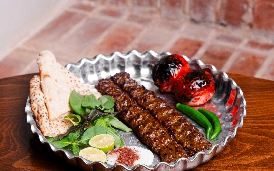 خوراک کباب کوبیده دو سیخ