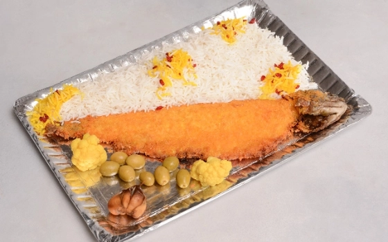 چلو ماهی قزل آلا سرخ شده (برنج ایرانی)