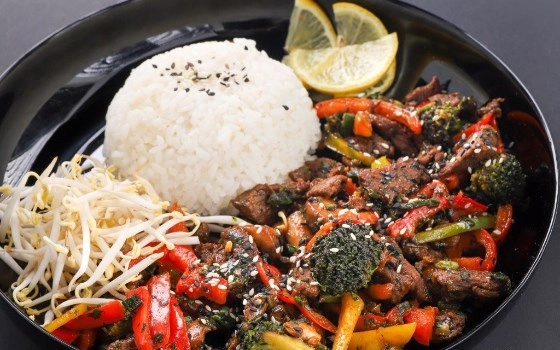 گوشت با سس کاری زرد