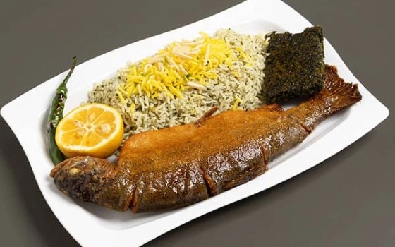 سبزی پلو با ماهی قزل آلا(سرخ شده)+کوکوسبزی