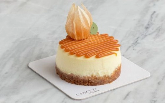 New York cheesecake with salted caramel sauce