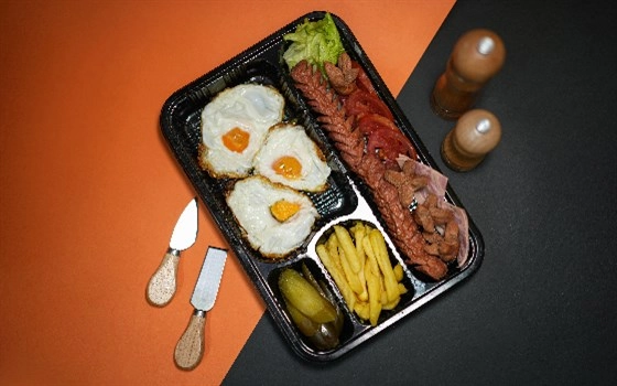 صبحانه انگلیسی یک نفره با نیمرو.