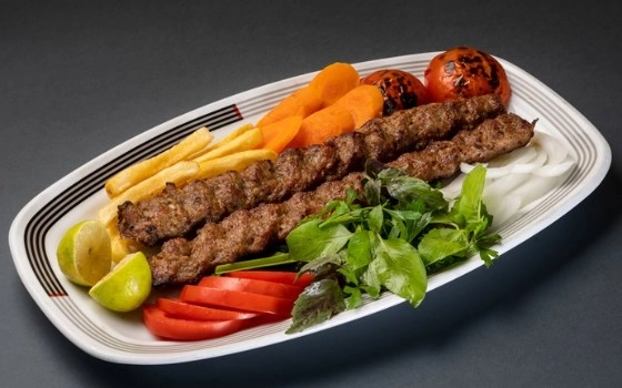 ایرانی (دو سیخ کوبیده با مخلفات)