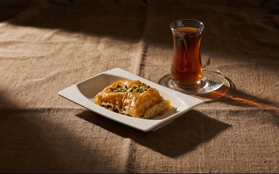 دلا باقلوا و چای