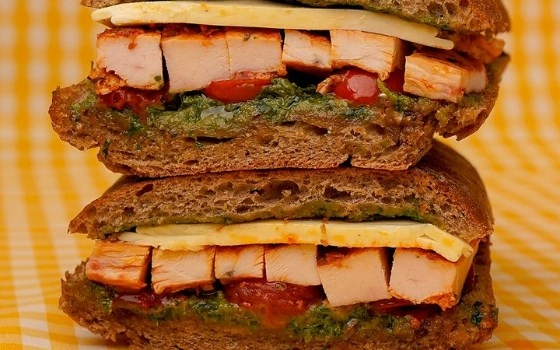 پنینی مرغ پستو