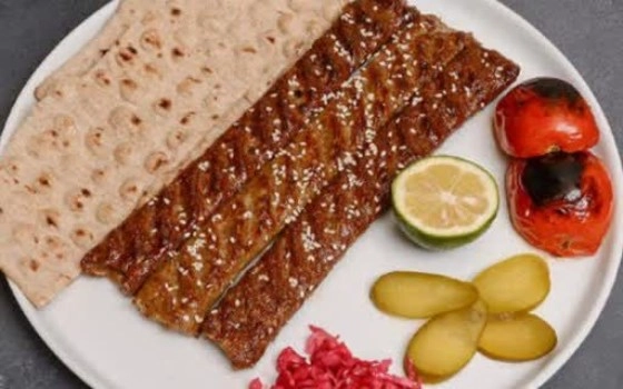 خوراک کباب کوبیده (سه سیخ)