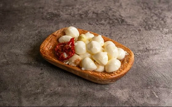 بال موزارلا با روغن زیتون و سیر