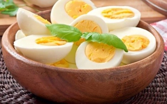 تخم مرغ آبپز با مخلفات