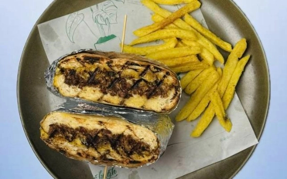 ساندویچ بیف الفردو با سس قارچ