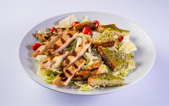 سالاد سزار با مرغ گریل