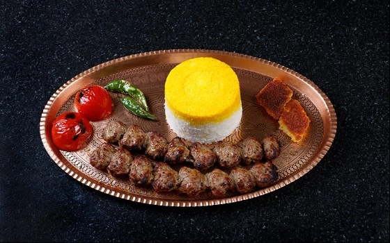 چلو کباب کوبیده (دو سیخ)