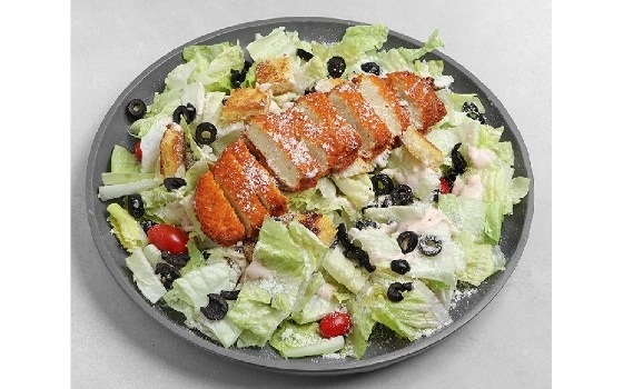 سالاد سزار با مرغ سوخاری