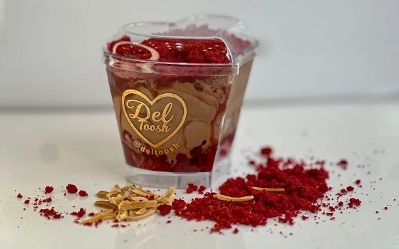 رد وت چاکلت Red Vet Chocolate ( بستنی شکلاتی با سس توت فرنگی🍓 یا انار)