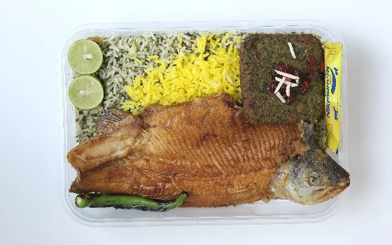 سبزی پلو با ماهی سرخ شده