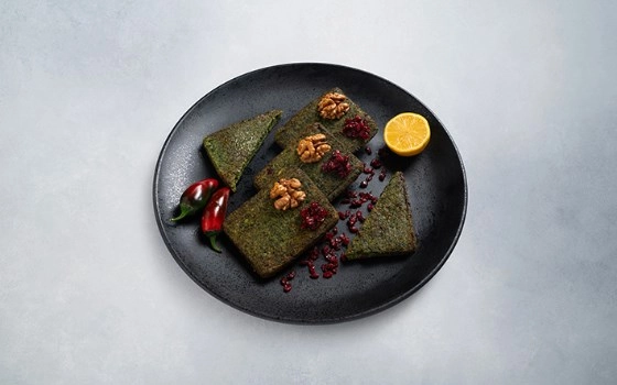 کوکو سبزی 3 عددی (با دورچین خیارشور گوجه)