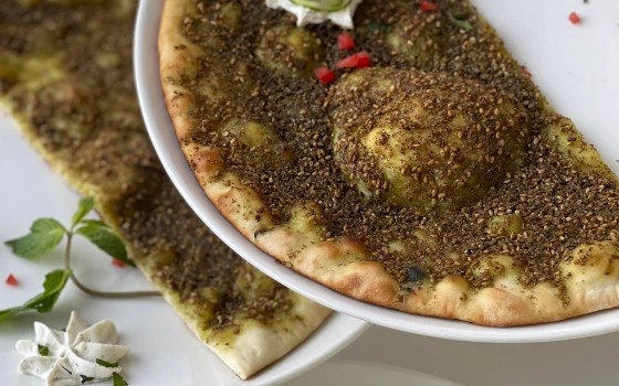 نان زعتر با لبنه و سبزیجات
