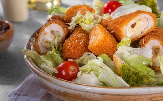 سالاد چیزا با پنیر اضافه