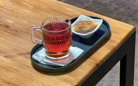 چای ذغالی به همراه باقلوا