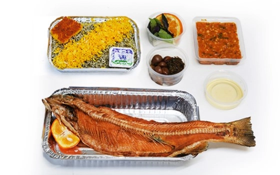 سبزی پلو با ماهی قزل آلای سرخ شده