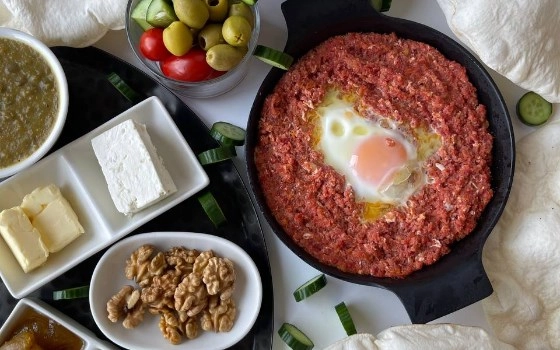 سینی ایرانی با املت گوجه