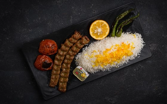 چلو کباب کوبیده دو سیخ