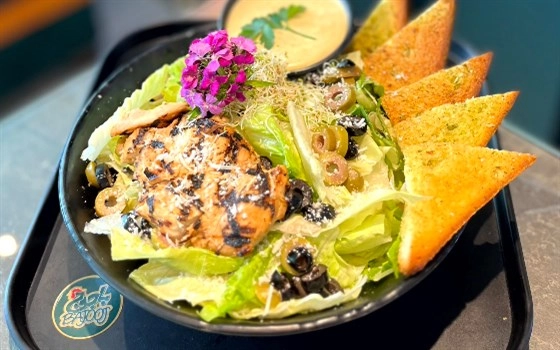 سالاد سزار با مرغ گریل و پنیر کبابی